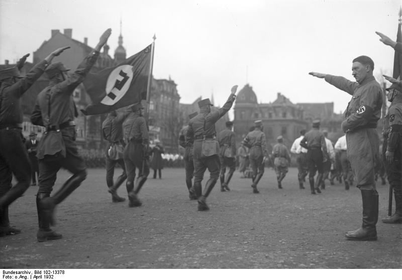 Bundesarchiv_Bild_102-13378%2C_Braunschweig%2C_Hitler_bei_Marsch_der_SA.jpg